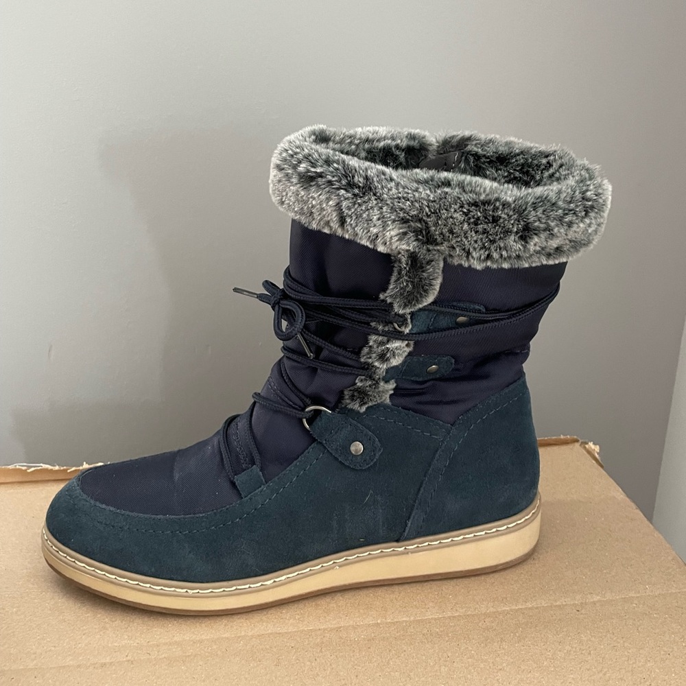 White Mountain fur lined winter boots. Like new.
